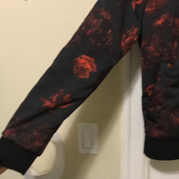 Reversible rose print / plain black bomber jacket - Picture 2 of 6